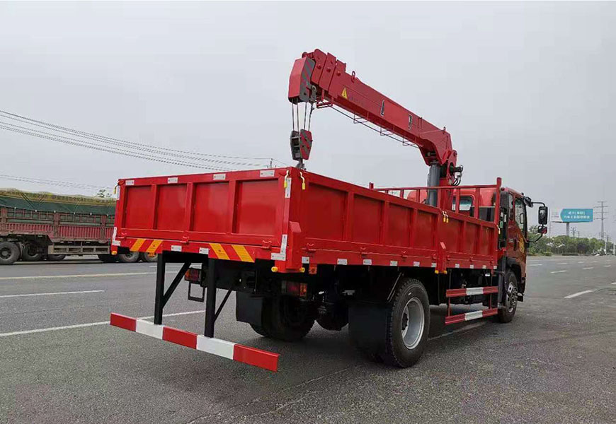 重汽豪曼（國(guó)六）4500軸距8噸隨車(chē)吊